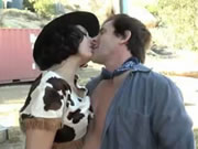 一對農夫夫婦草地上享受活塞運動